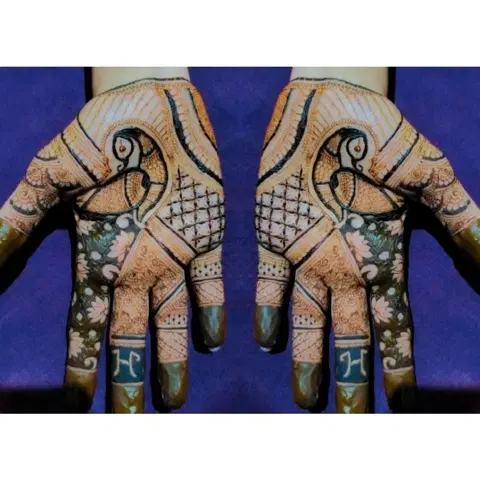 figure front hand mehndi design