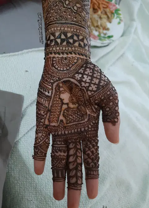 figure front hand mehndi design