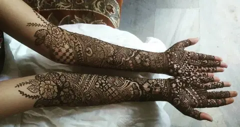 front hand mehndi design