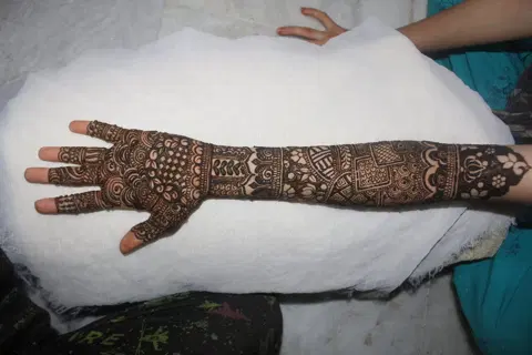 front hand mehndi design