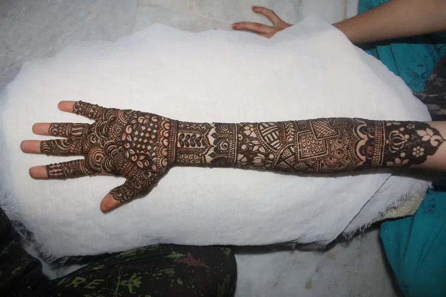 Front Hand Mehndi Design (2)