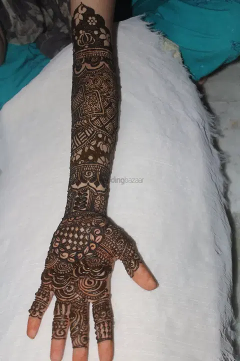 front hand mehndi design