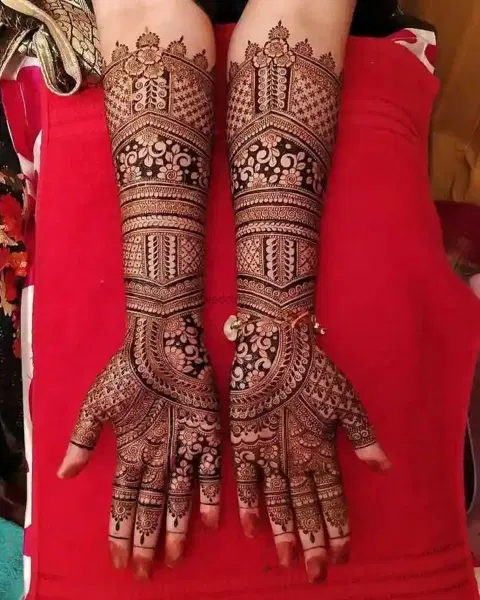 figure front hand mehndi design