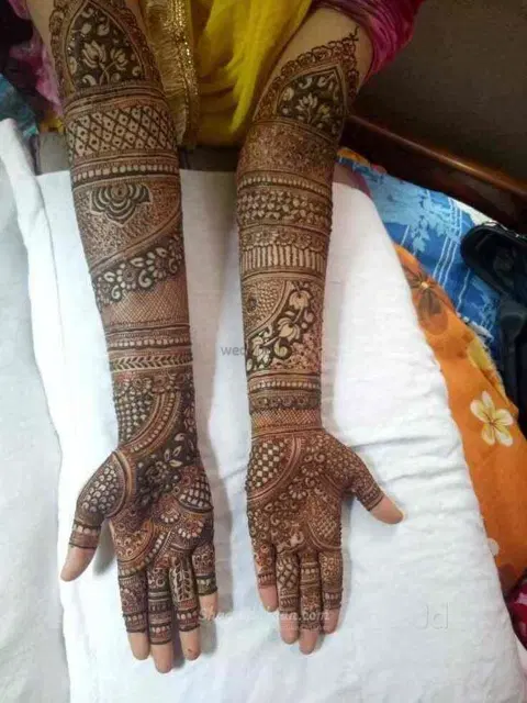 figure front hand mehndi design