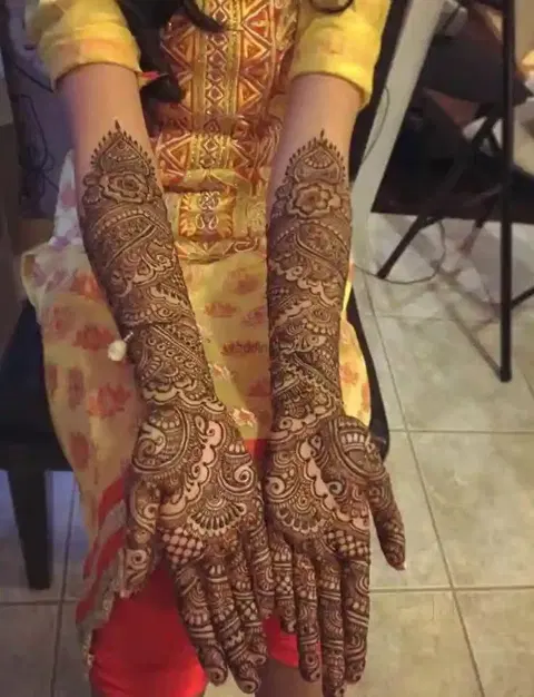 figure back hand mehndi design