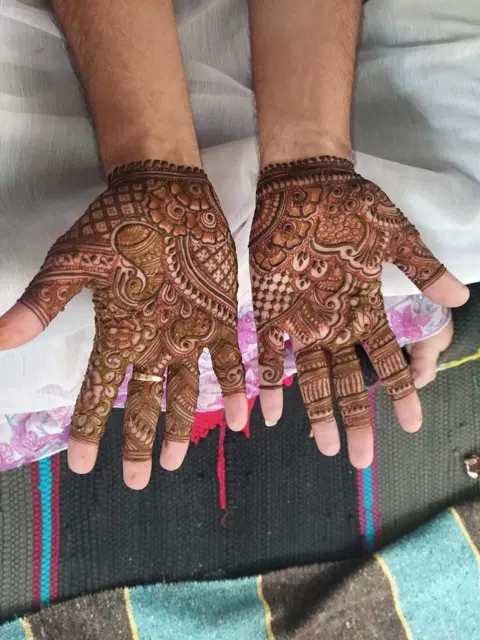 front hand mehndi design