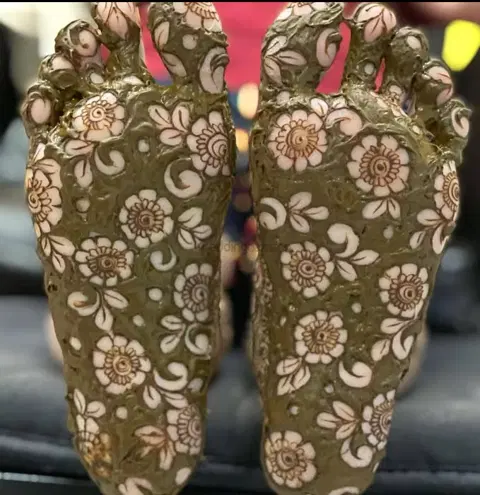 moon foot mehndi design
