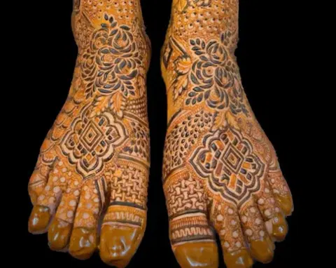 figure foot mehndi design
