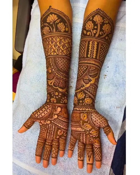 figure front hand mehndi design