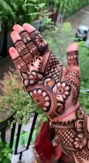 front hand mehndi design