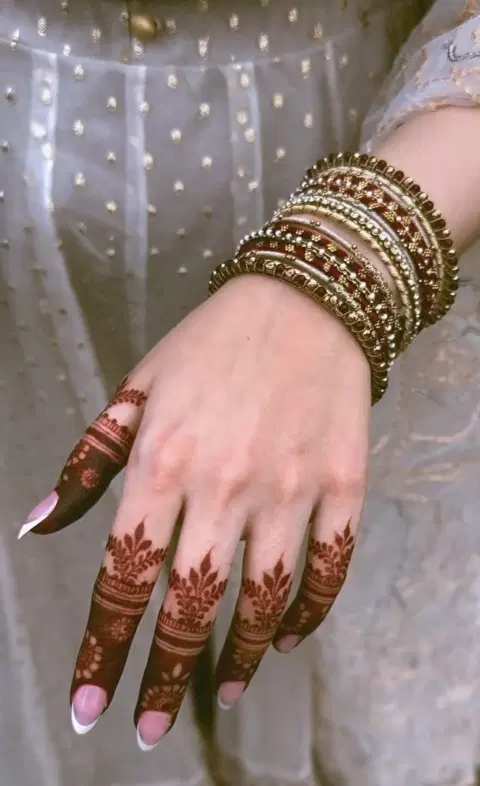 aesthetic royal jaal finger mehndi design
