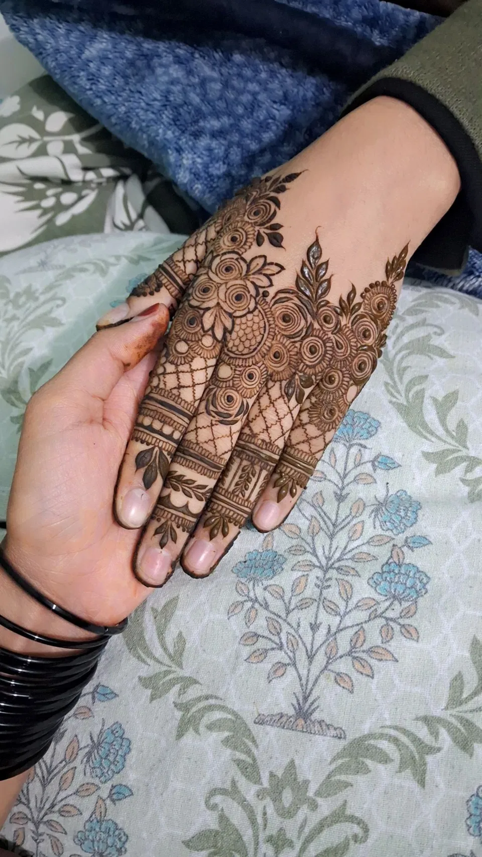 Aesthetic Arabic Back Hand Mehndi Design (32)