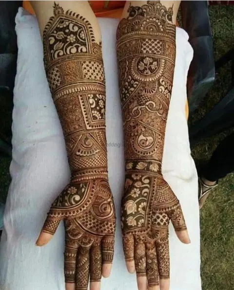 figure front hand mehndi design