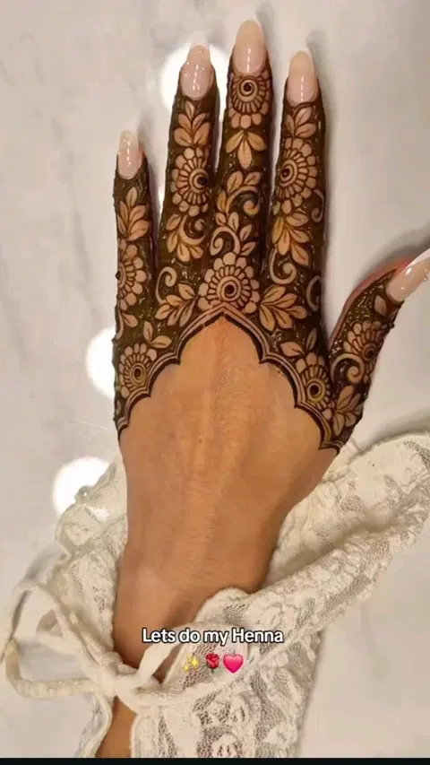 aesthetic pakistani back hand mehndi design