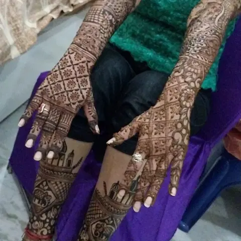 figure back hand mehndi design
