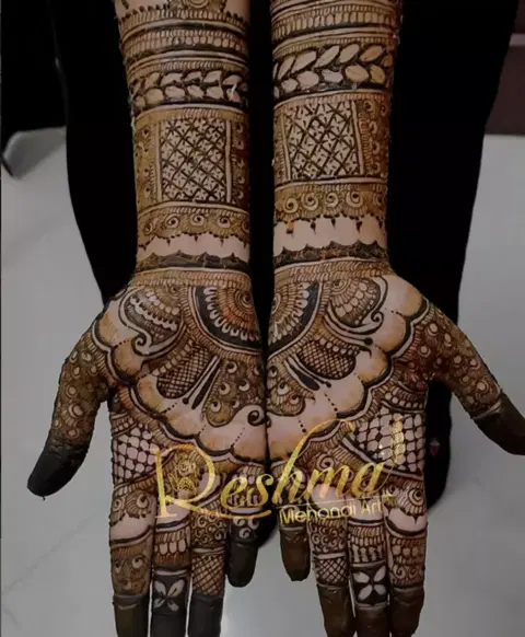 figure front hand mehndi design