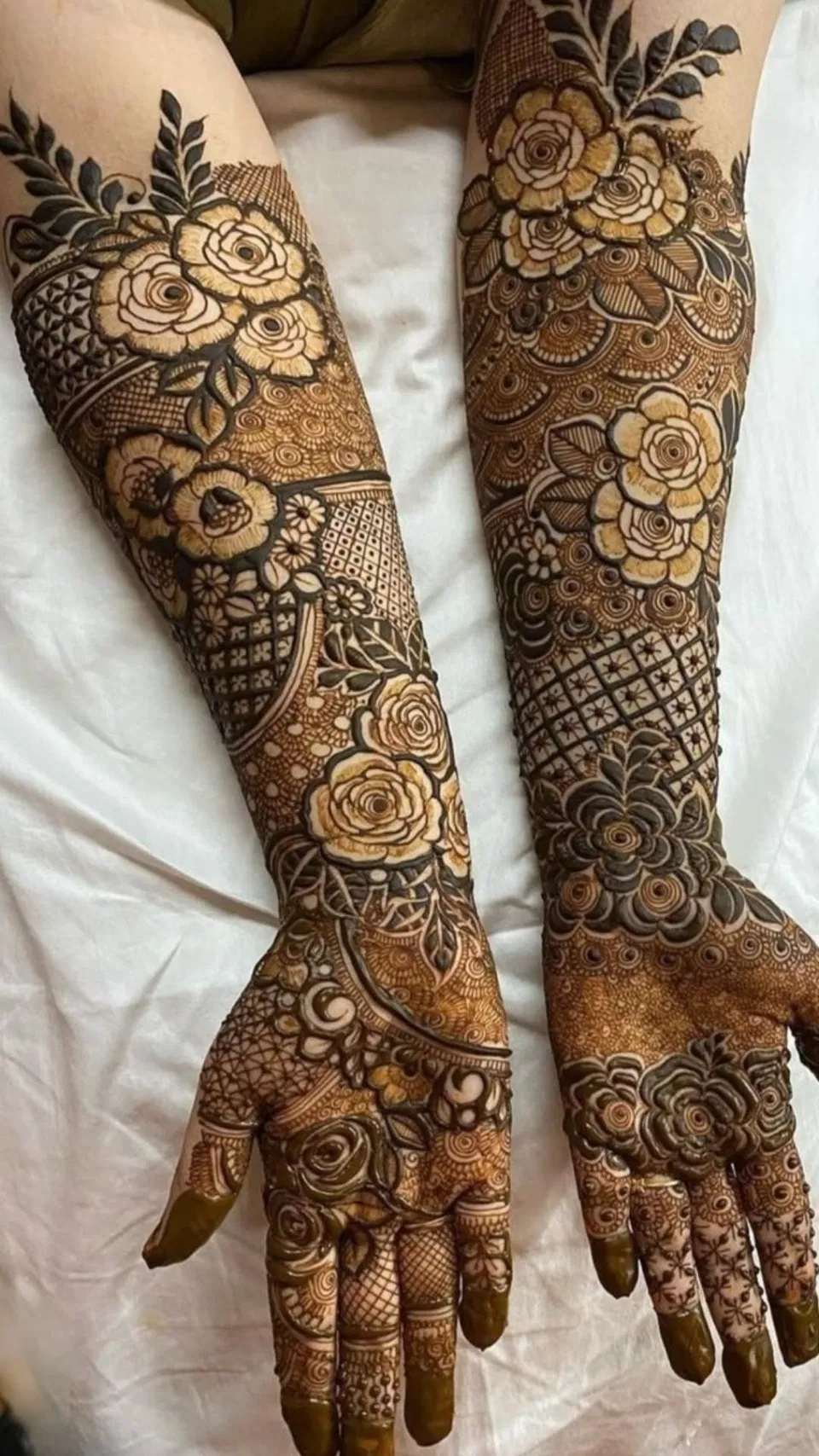 Arabic Bridal Back Hand Mehndi Design with Figures (2)