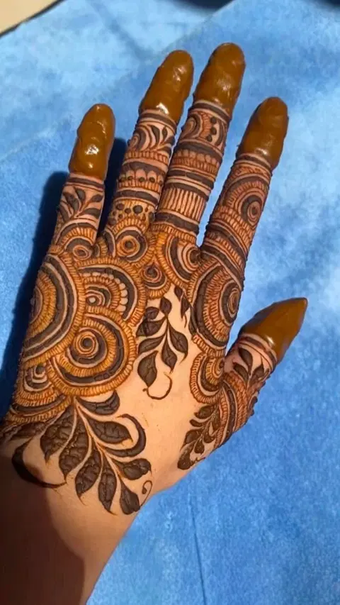 aesthetic arabic moon finger mehndi design