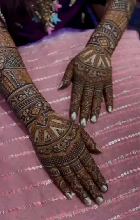 back hand mehndi design
