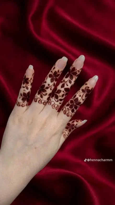 aesthetic arabic finger mehndi design