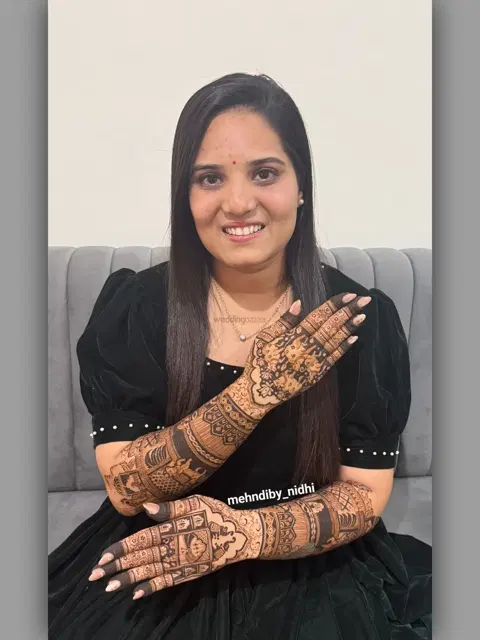 back hand mehndi design