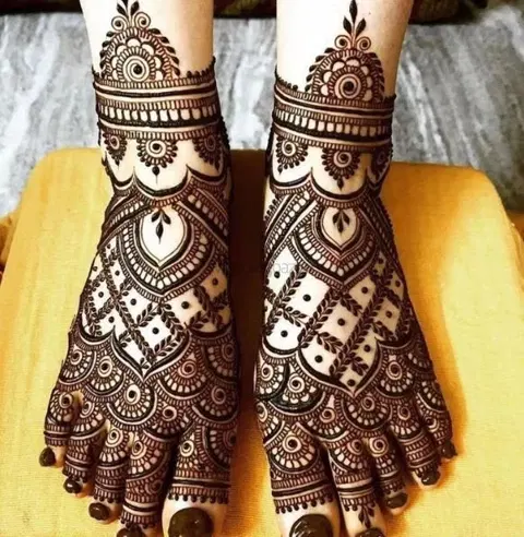 heart foot mehndi design