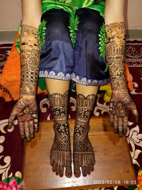 figure front hand mehndi design