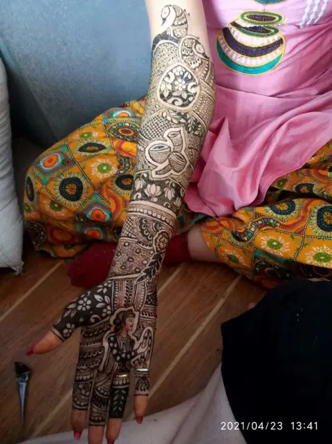 back hand mehndi design