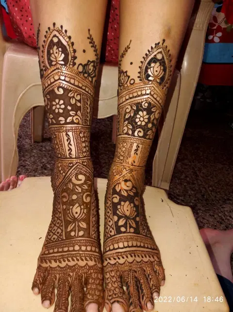 figure foot mehndi design