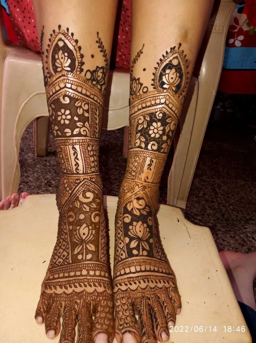 Foot Mehndi Design with Figures