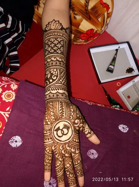 front hand mehndi design