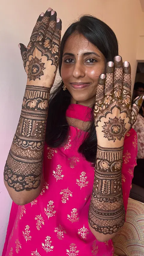 bridal figure back hand mehndi design