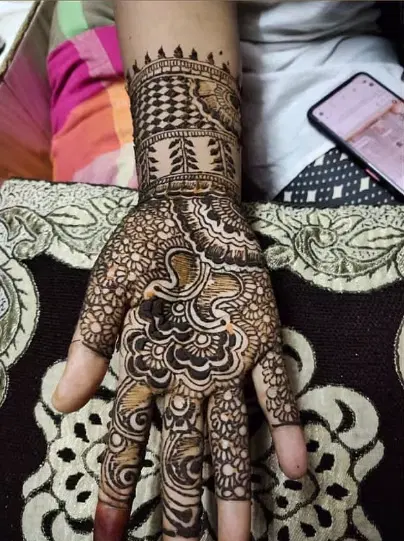 front hand mehndi design