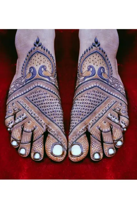 figure back hand mehndi design