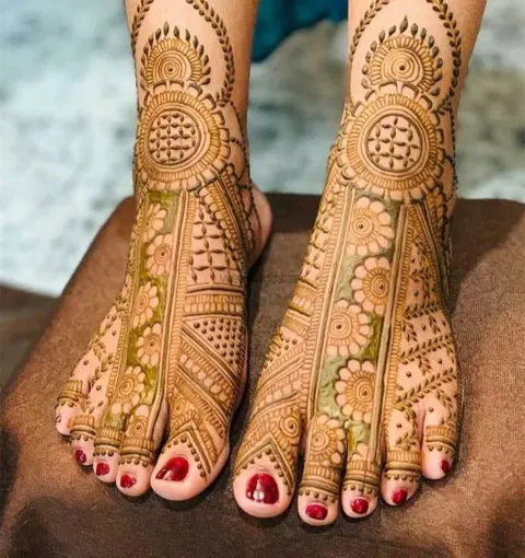 figure back hand mehndi design