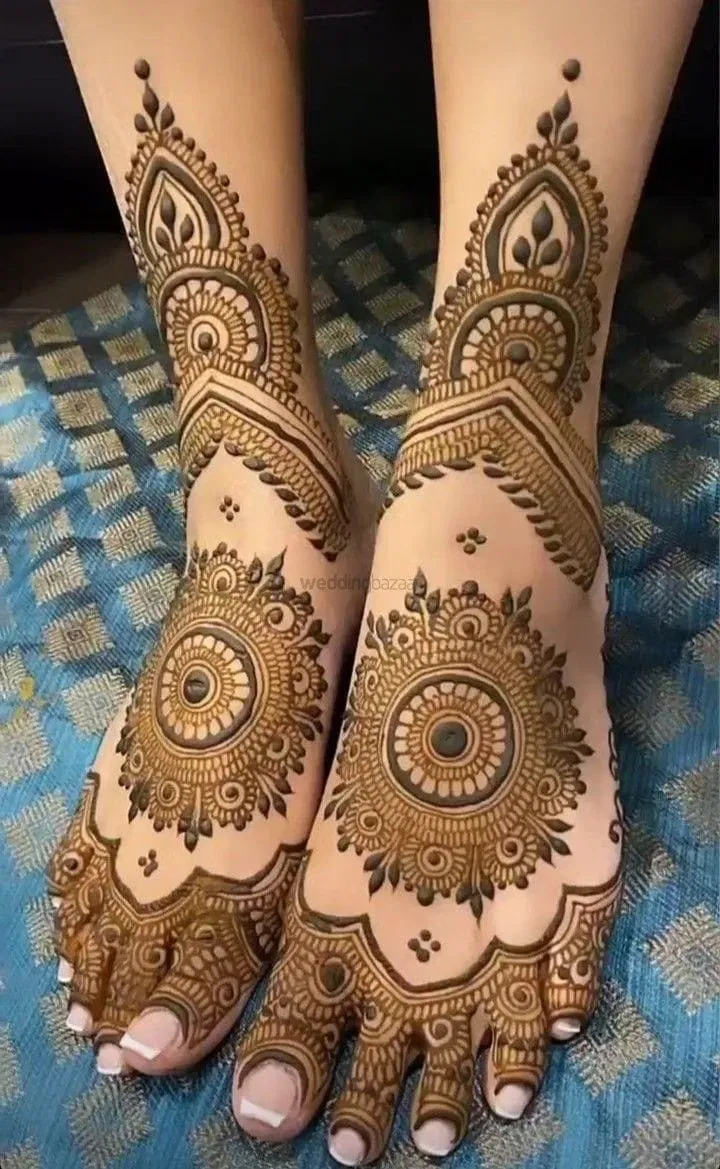 Foot Mehndi Design with Gol Tikki