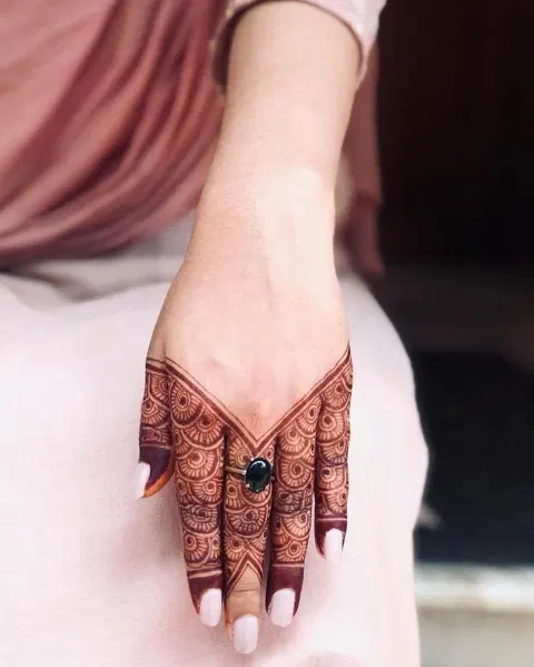 simple stylish back hand mehndi design