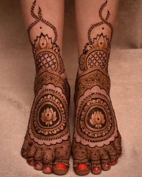 figure foot mehndi design