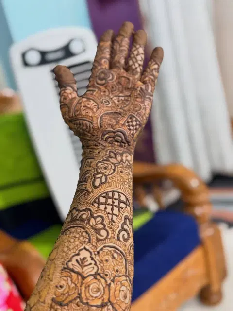 front hand mehndi design