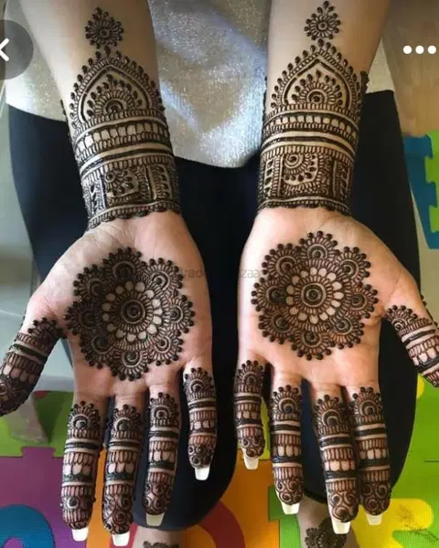 circle front hand mehndi design