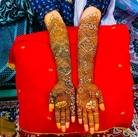 figure front hand mehndi design