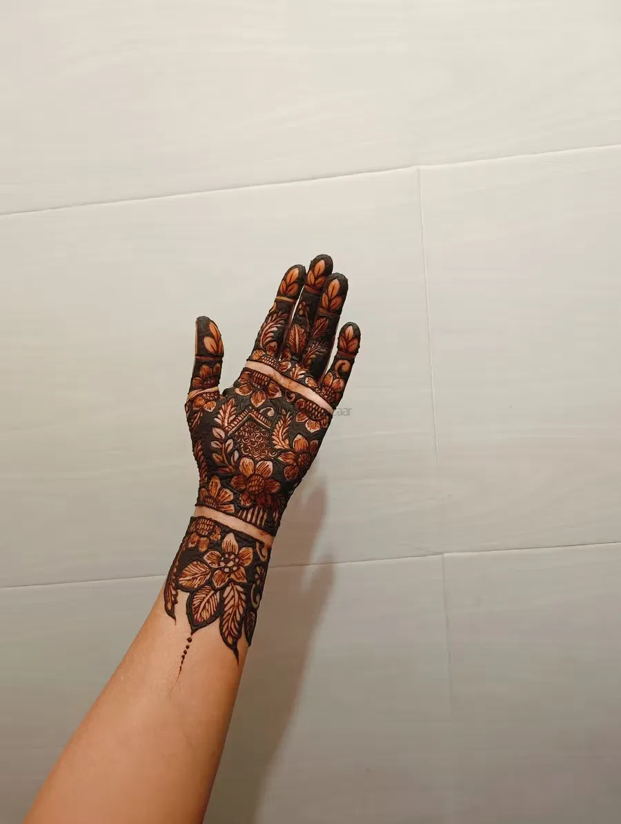 Front Hand Mehndi Design (2)
