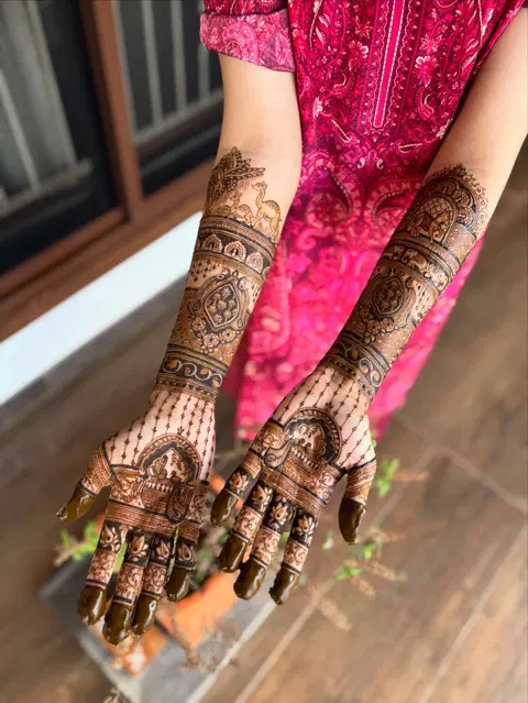 front hand mehndi design