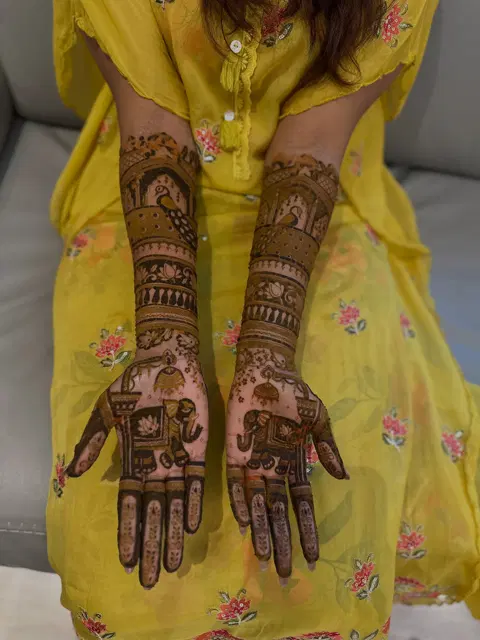 figure front hand mehndi design
