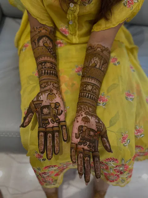 figure back hand mehndi design