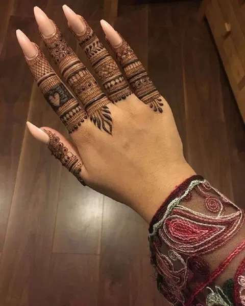 aesthetic moroccan jaal finger mehndi design
