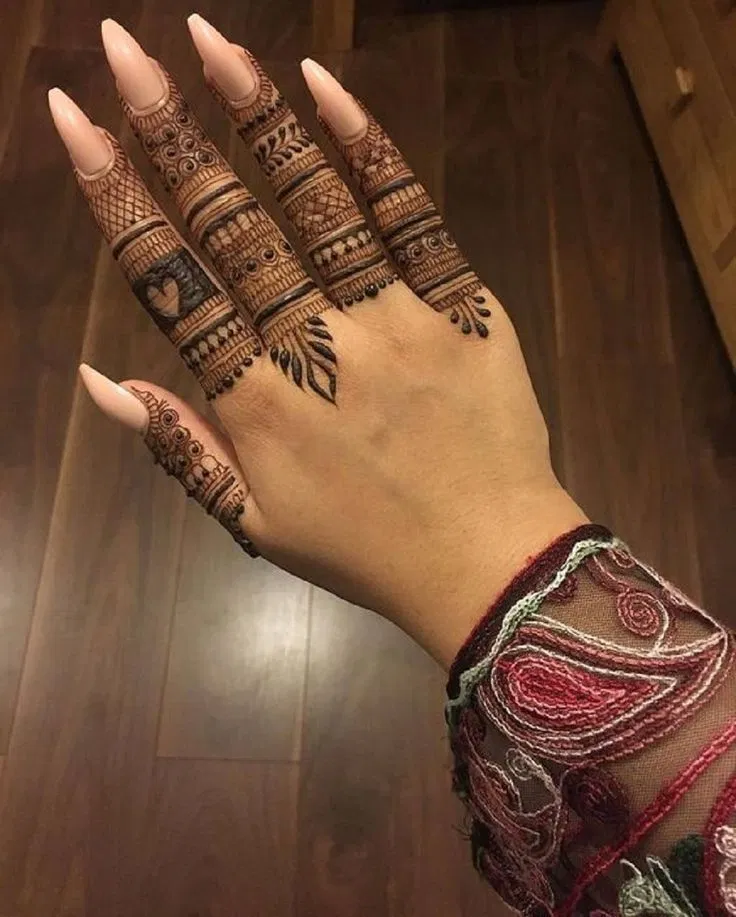 Aesthetic Moroccan Finger Mehndi Design with Jaal