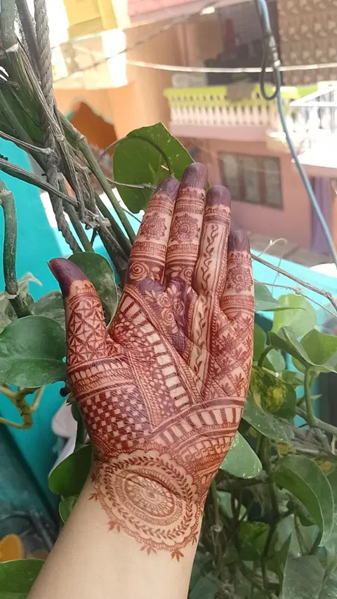 front hand mehndi design
