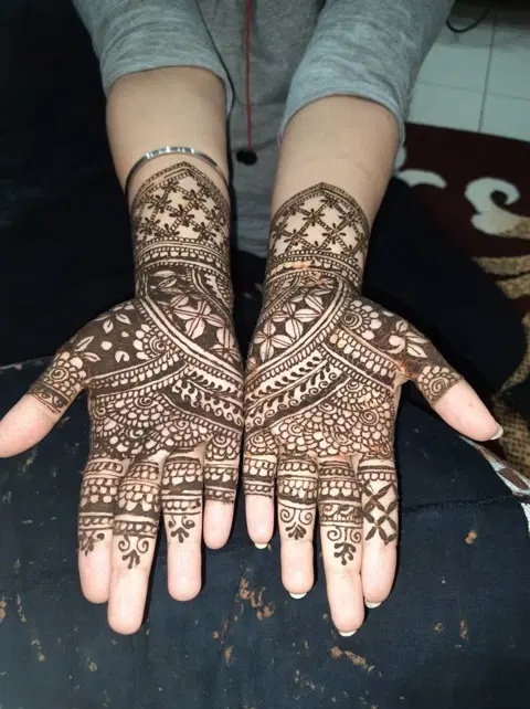 front hand mehndi design
