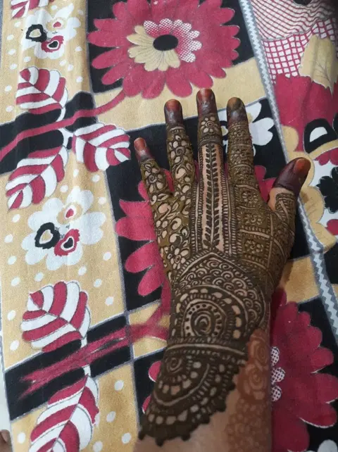 back hand mehndi design